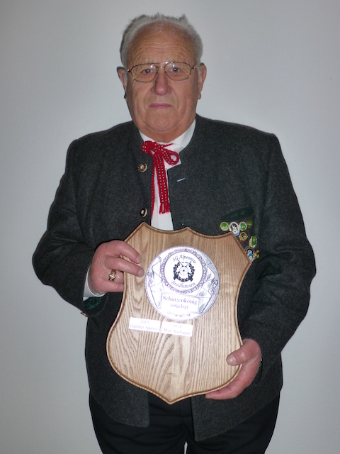 Ehrenmitglied und Gönner Max Aschauer erzielte mit einem 8,5-Teiler das schönste Blattl auf die Scheibe.